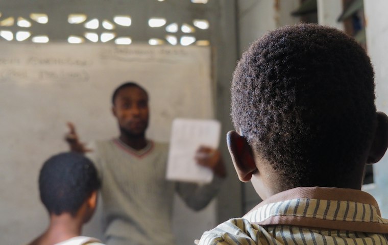 Educador a dar aula a um grupo de alunos
