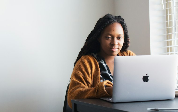 Jovem a estudar no telemóvel